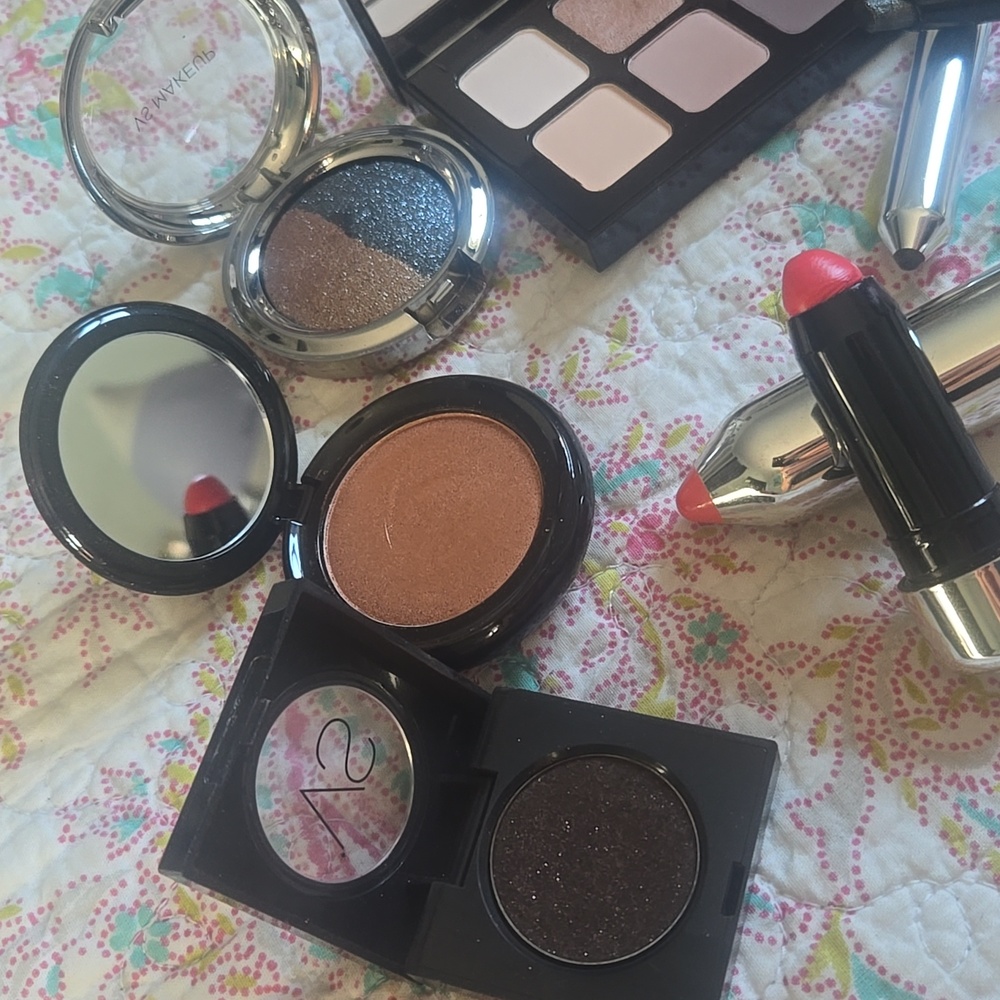 Designer Makeup Bundle - Picture 5 of 7